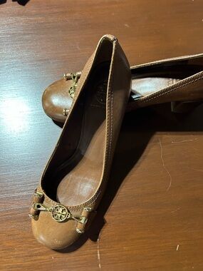 Tory Burch Brown Leather Logo Detail Low Heel Pumps